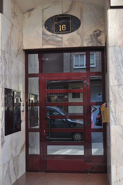 Una puerta roja con el número 16