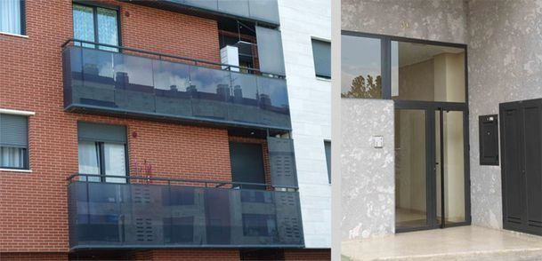 Un edificio de ladrillo con un balcón y una puerta.