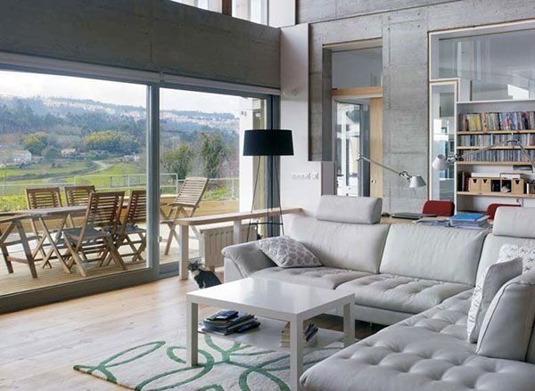 Una sala de estar con un sofá y una mesa