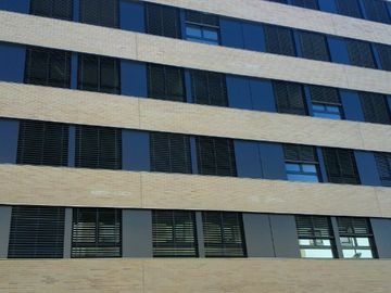 Un edificio grande con muchas ventanas.