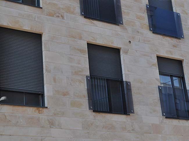 Un edificio con muchas ventanas y contraventanas