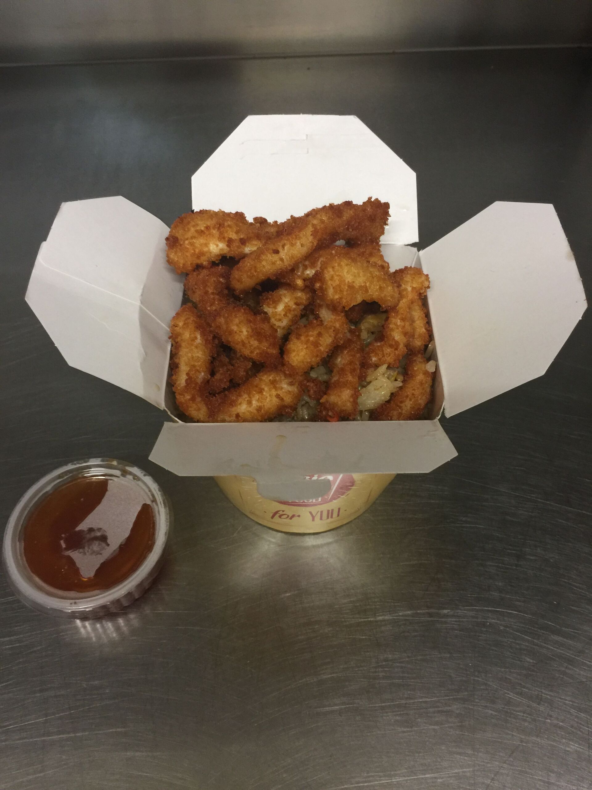 chinesisches Essen in der Box mit Huhn