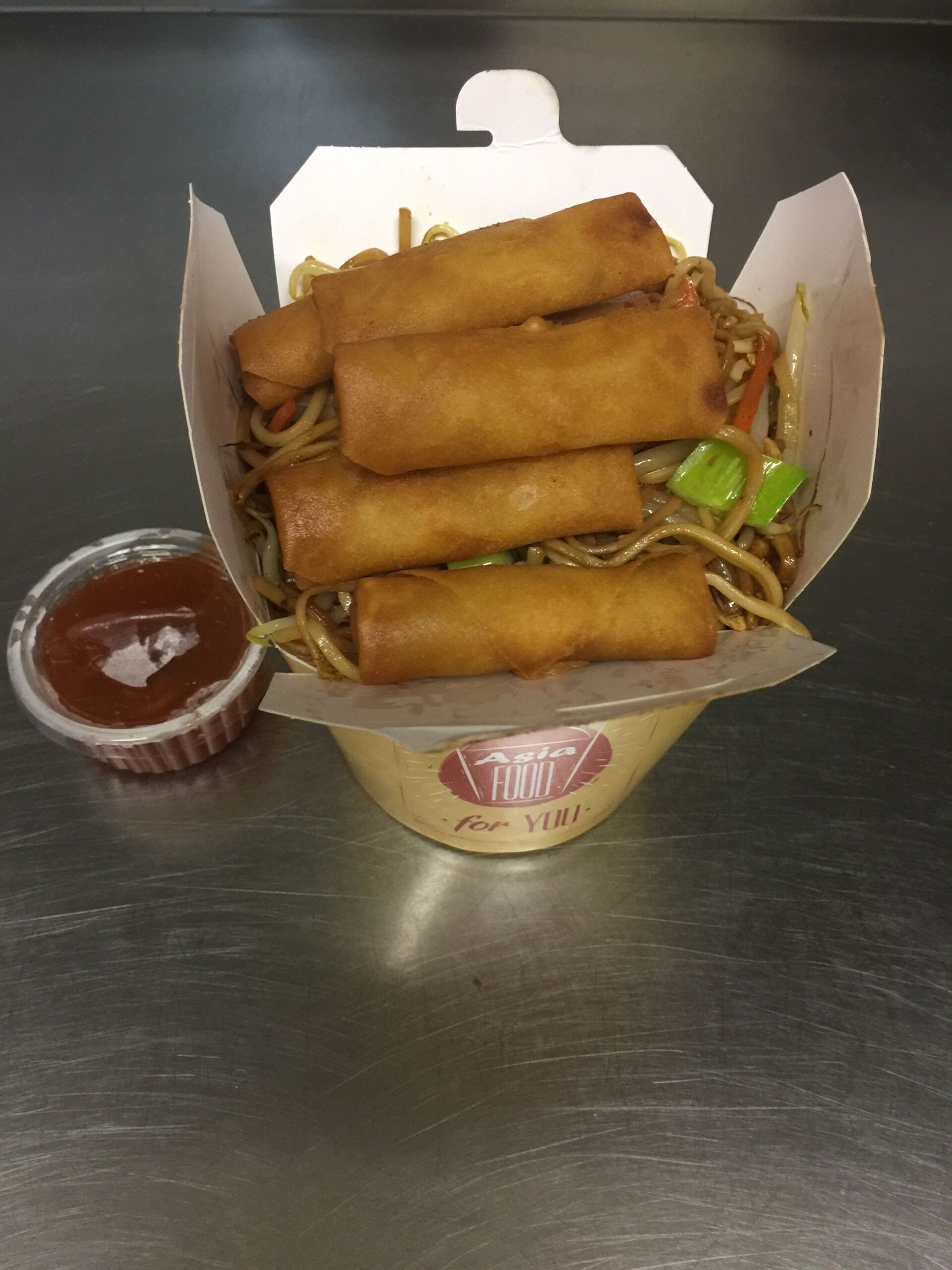 chinesisches Essen in der Box mit Frühlingsrollen (vegetarisch)