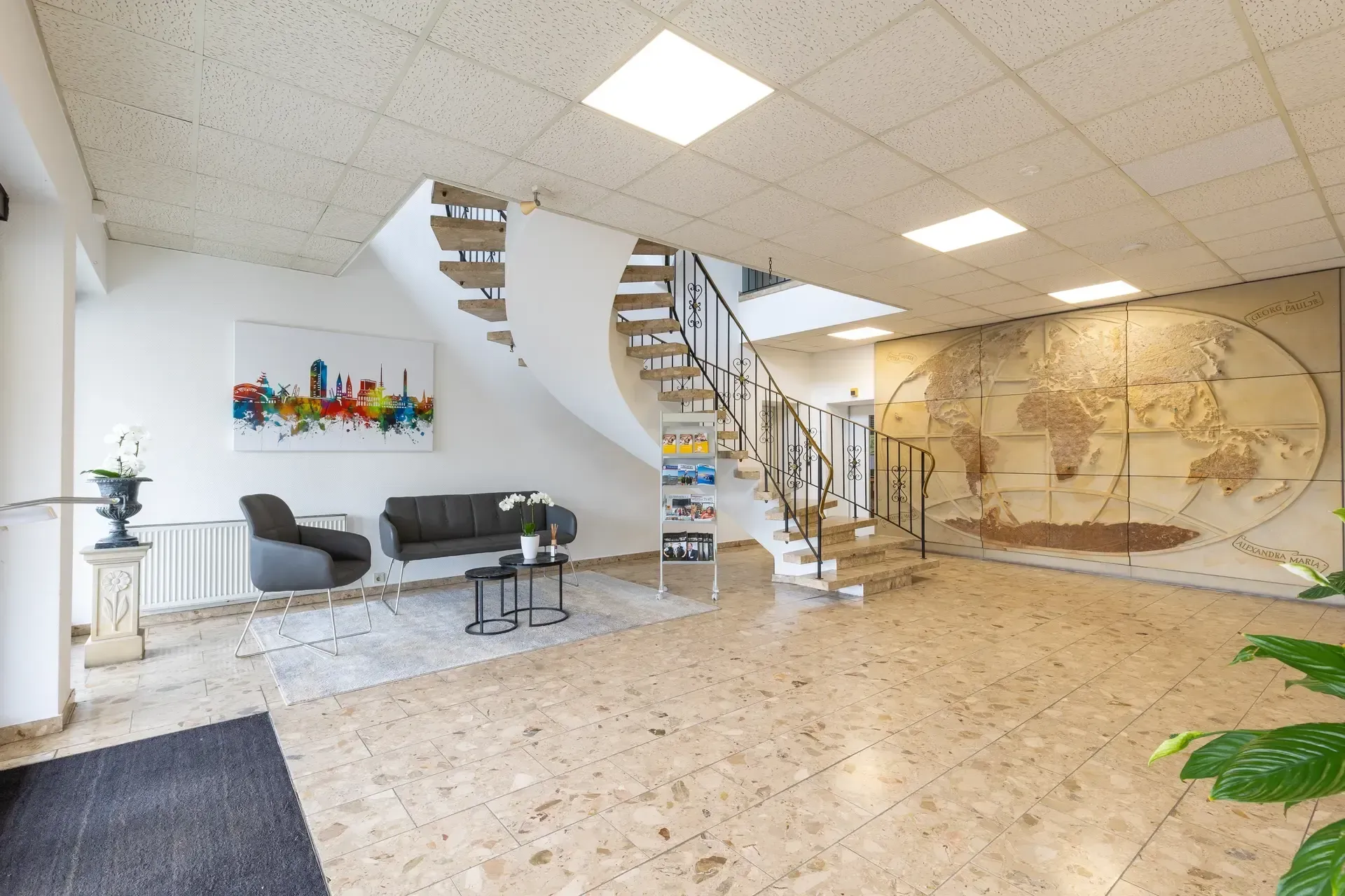 In der mitte des raumes ist eine treppe.