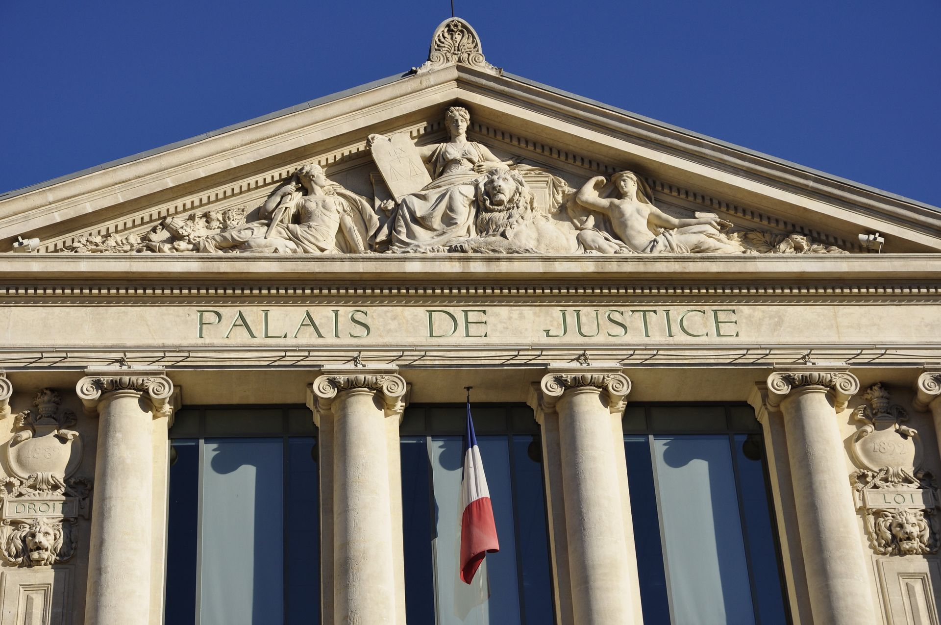 Palais de Justice avec un drapeau français.