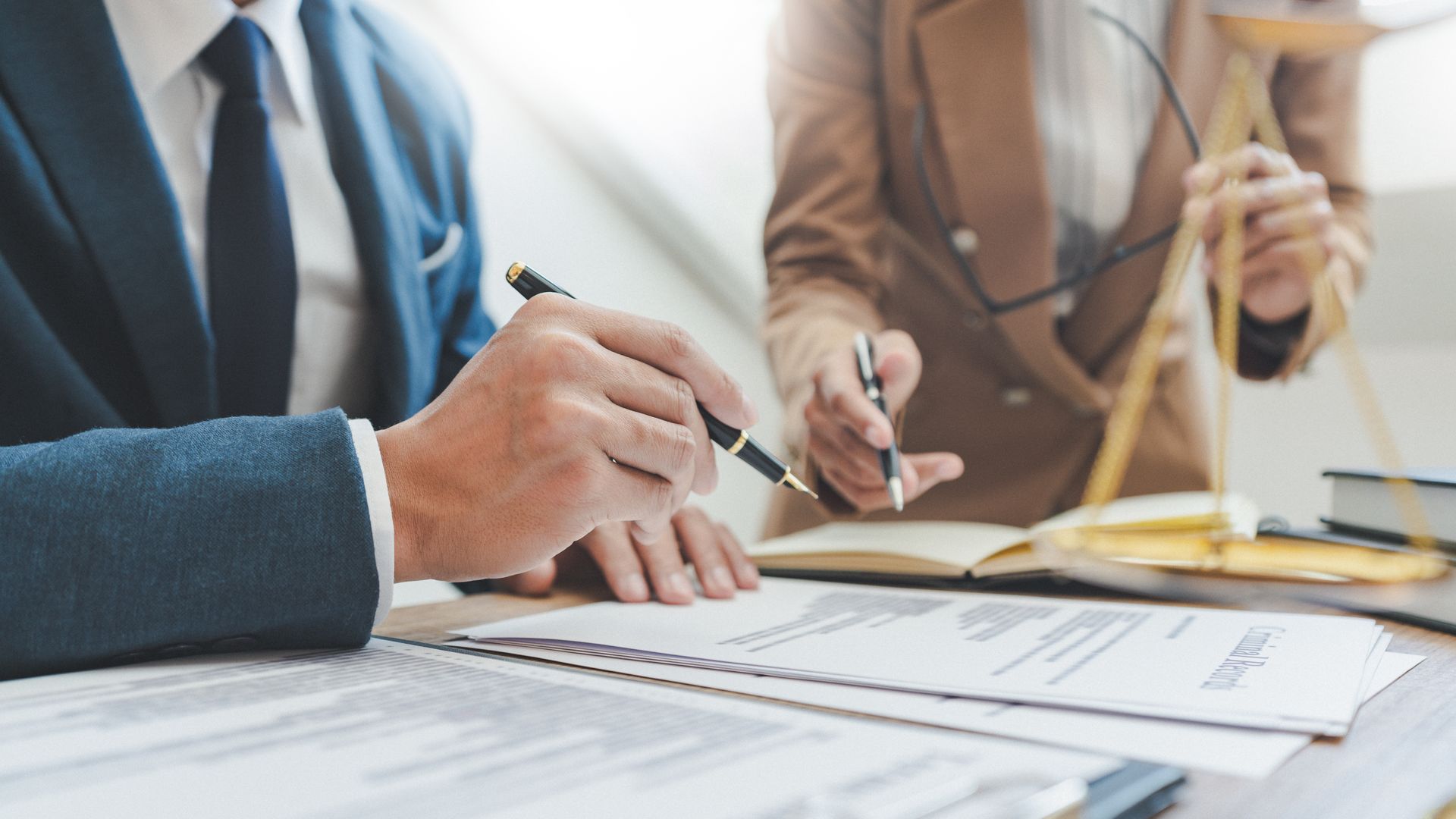 Deux avocats examinent des documents.