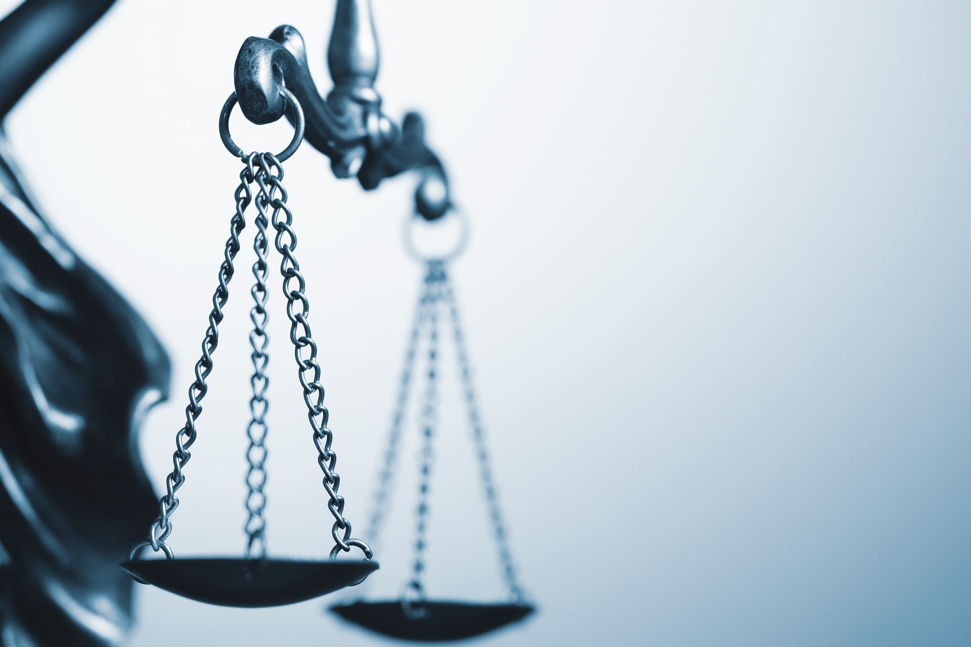 Balance de la justice, suspendue avec des bols vides.