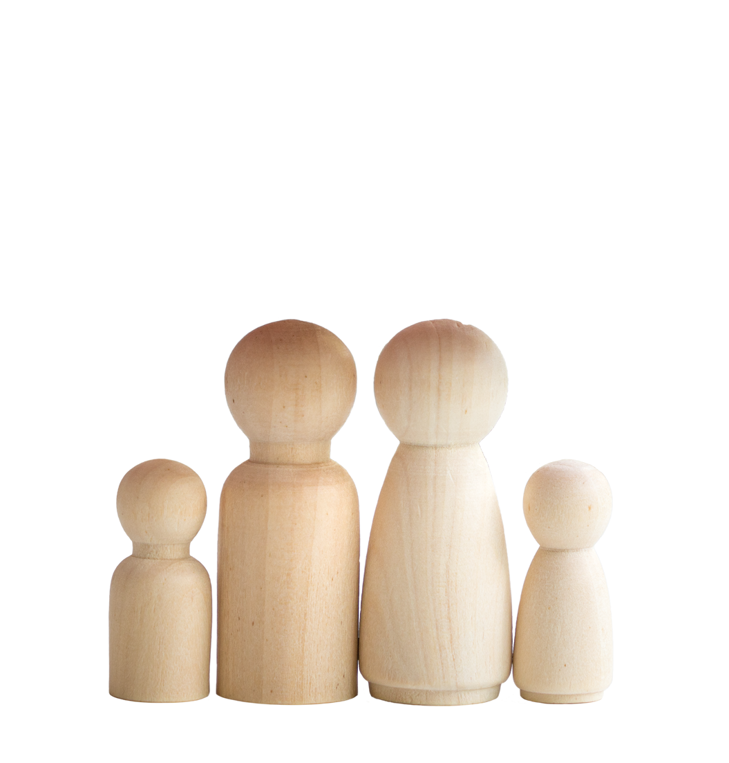 Quatre poupées en bois : deux adultes et deux enfants.