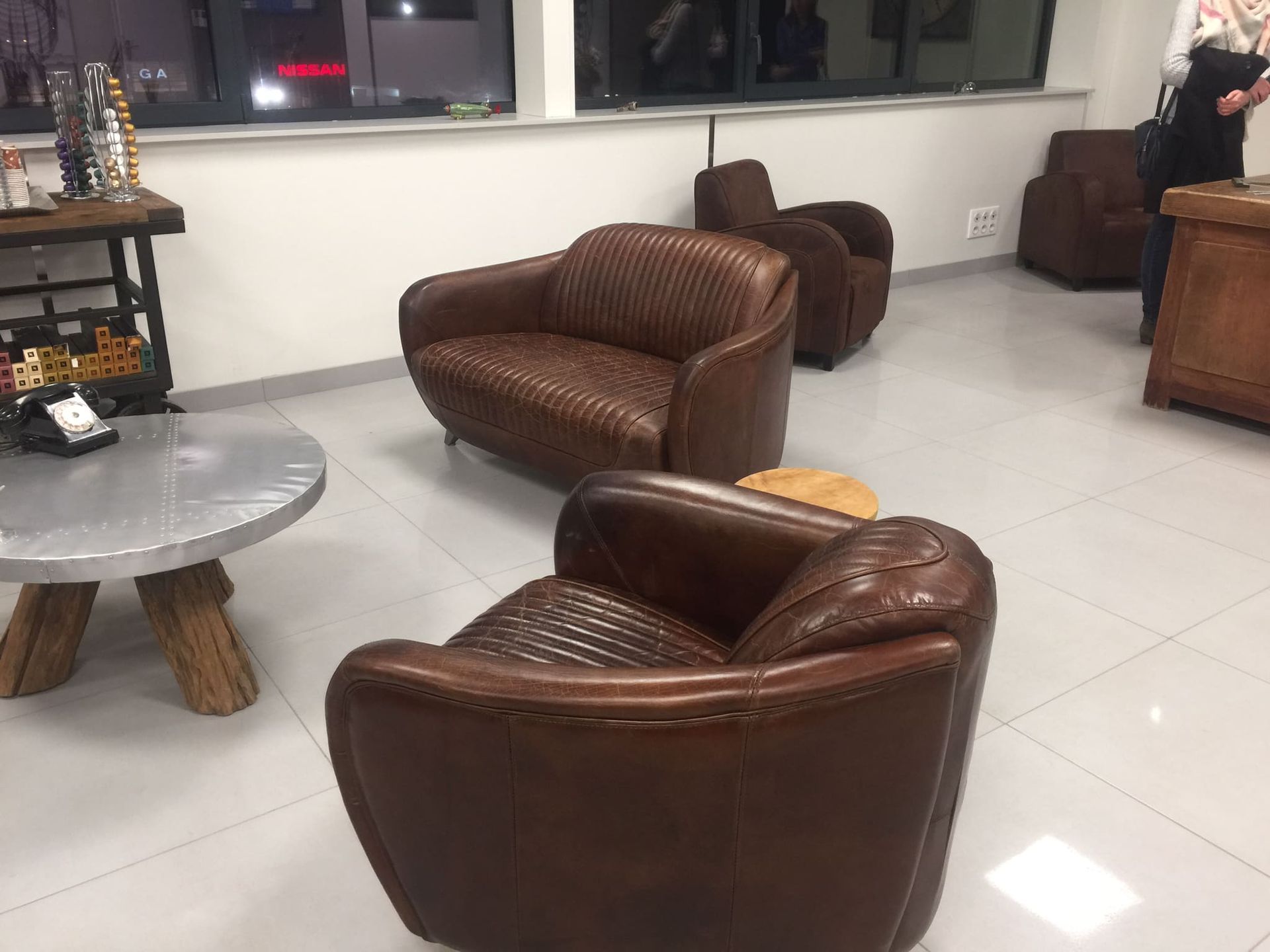 Un canapé et un fauteuil en cuir marron