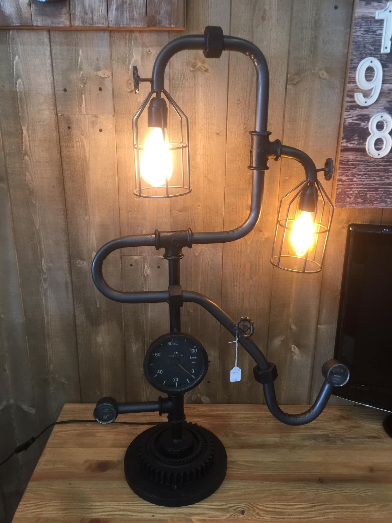 Lampe en tuyau en fonte avec 2 ampoules
