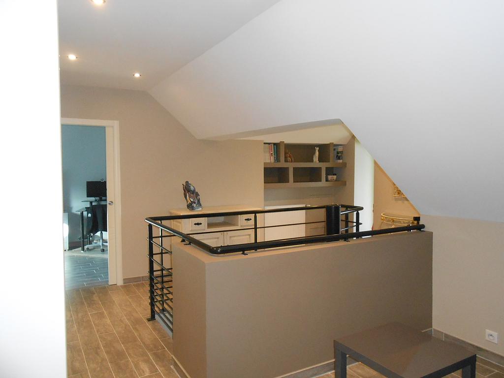 Couloir avec cage d'escalier