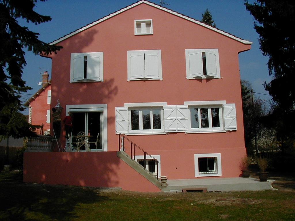 Ravalement de façade sur maison rose