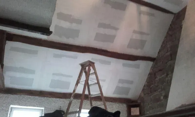 Escabeau dans combles