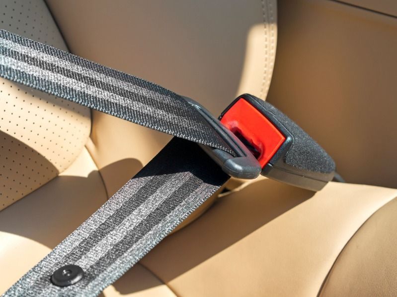 Un primer plano de un cinturón de seguridad en un automóvil.