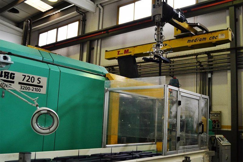 Una máquina verde y amarilla con el número 720 en ella