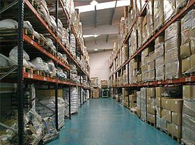 Un gran almacén lleno de muchas cajas y estantes.