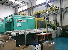 Una gran máquina verde y amarilla está en un almacén.