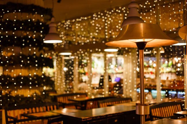 Un restaurante con muchas luces y mesas.