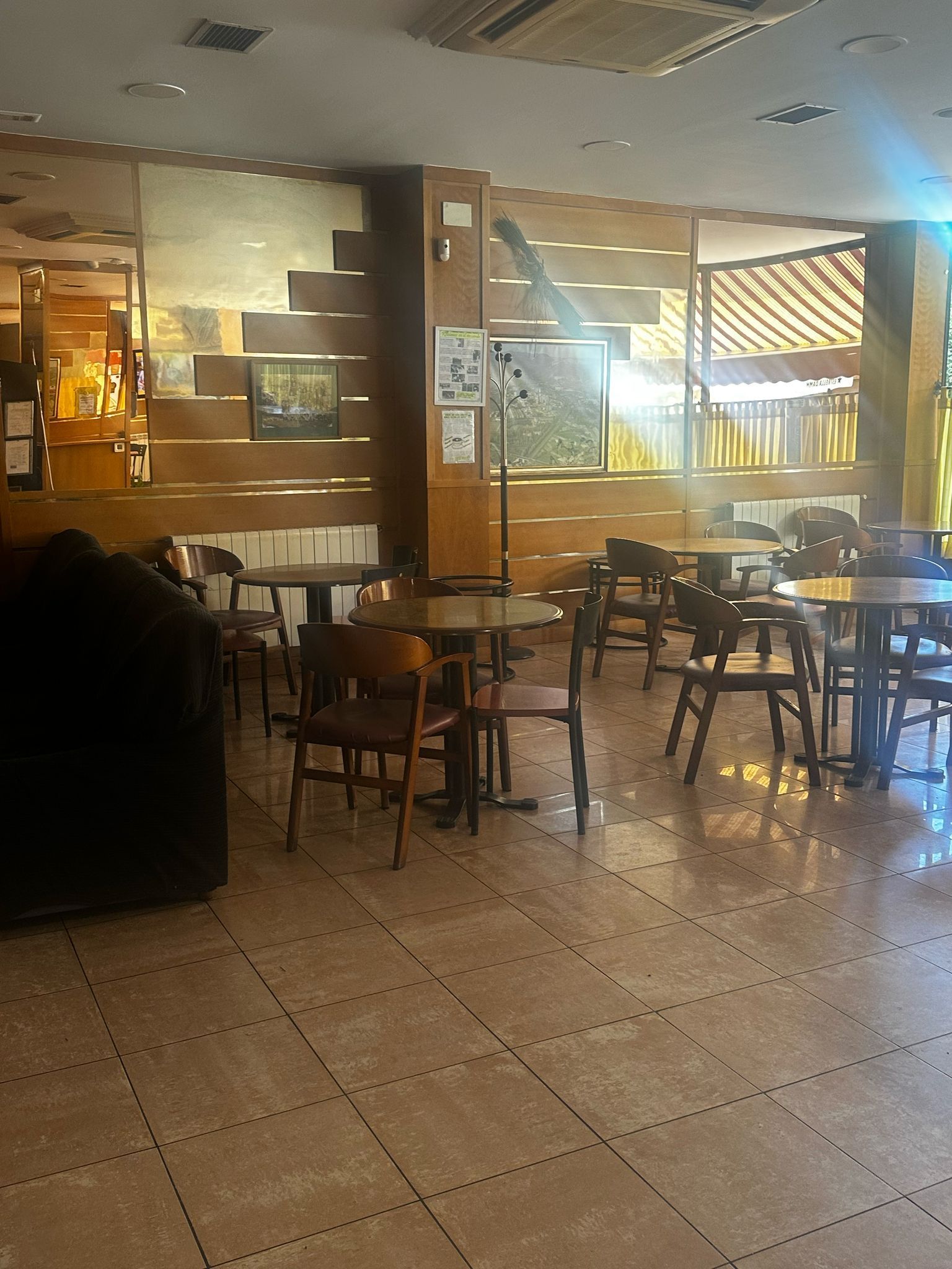 Una imagen borrosa de un restaurante con mesas y sillas.