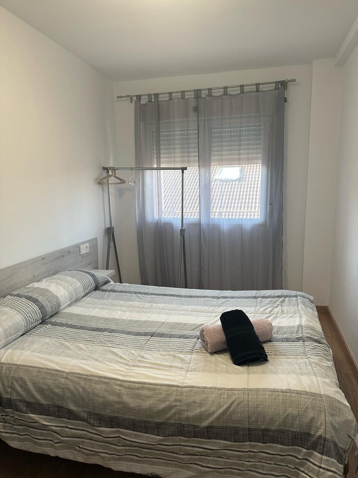 Un dormitorio con una cama grande y una ventana.