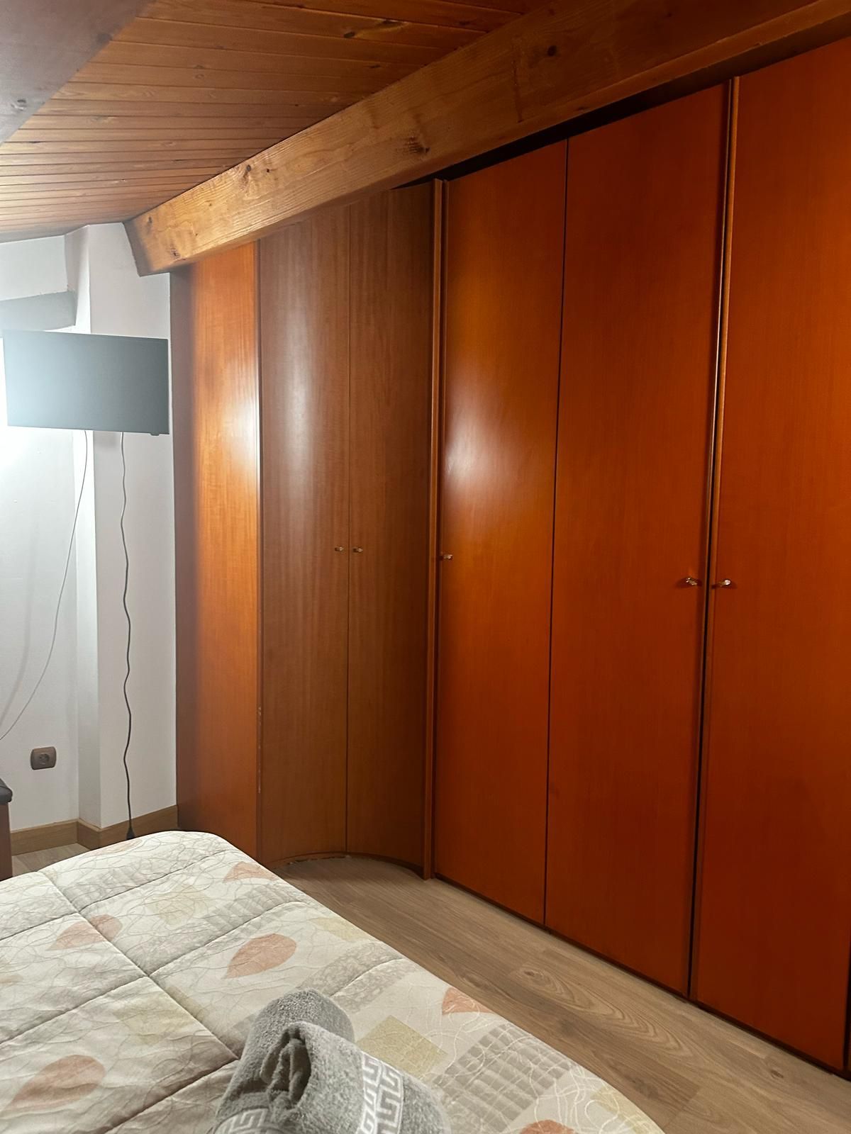 Un dormitorio con una cama y muchas puertas naranjas.