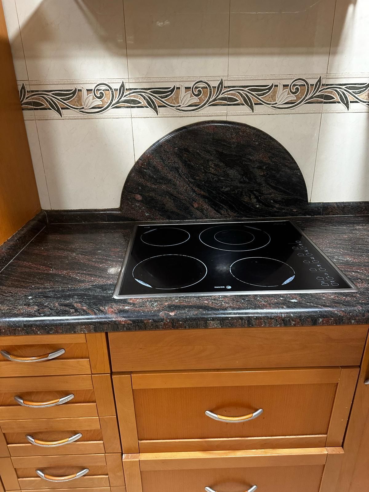 Una encimera de cocina con horno y cajones.