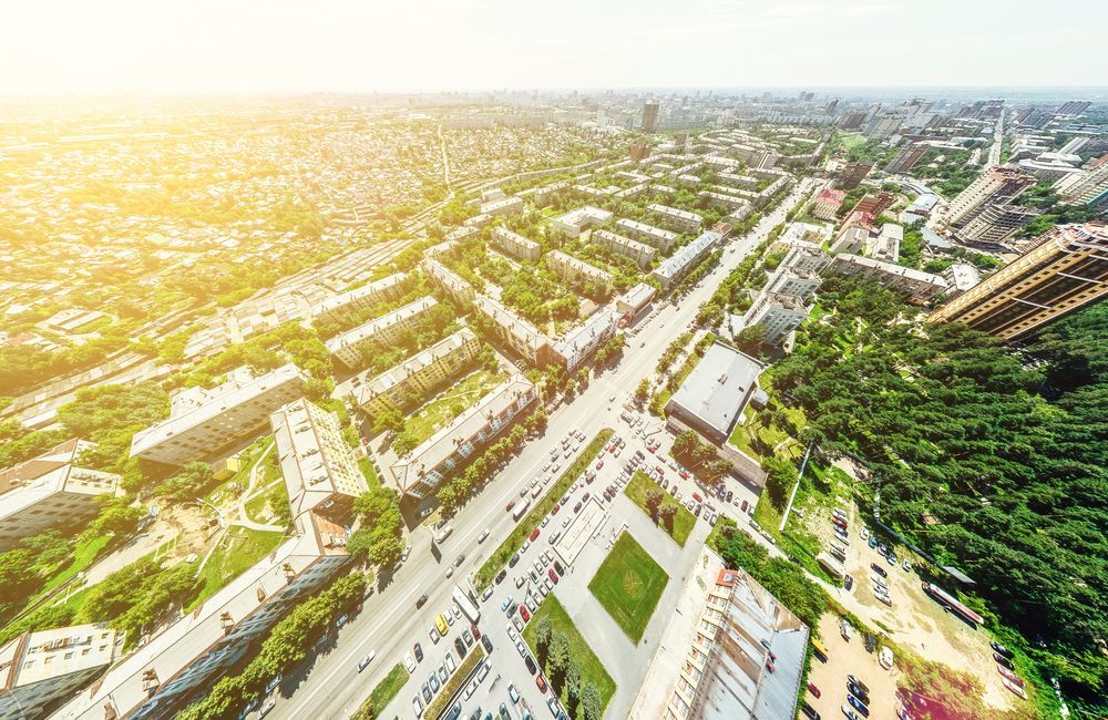 Una vista aérea de una ciudad con muchos edificios y árboles.