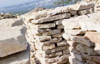 Un montón de rocas apiladas una encima de otra en la cima de una colina.