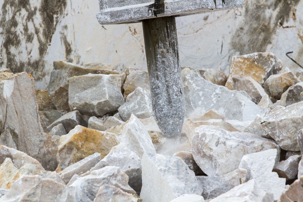 Un montón de rocas con un martillo en el medio.