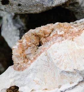 Un primer plano de una roca con un agujero en ella.