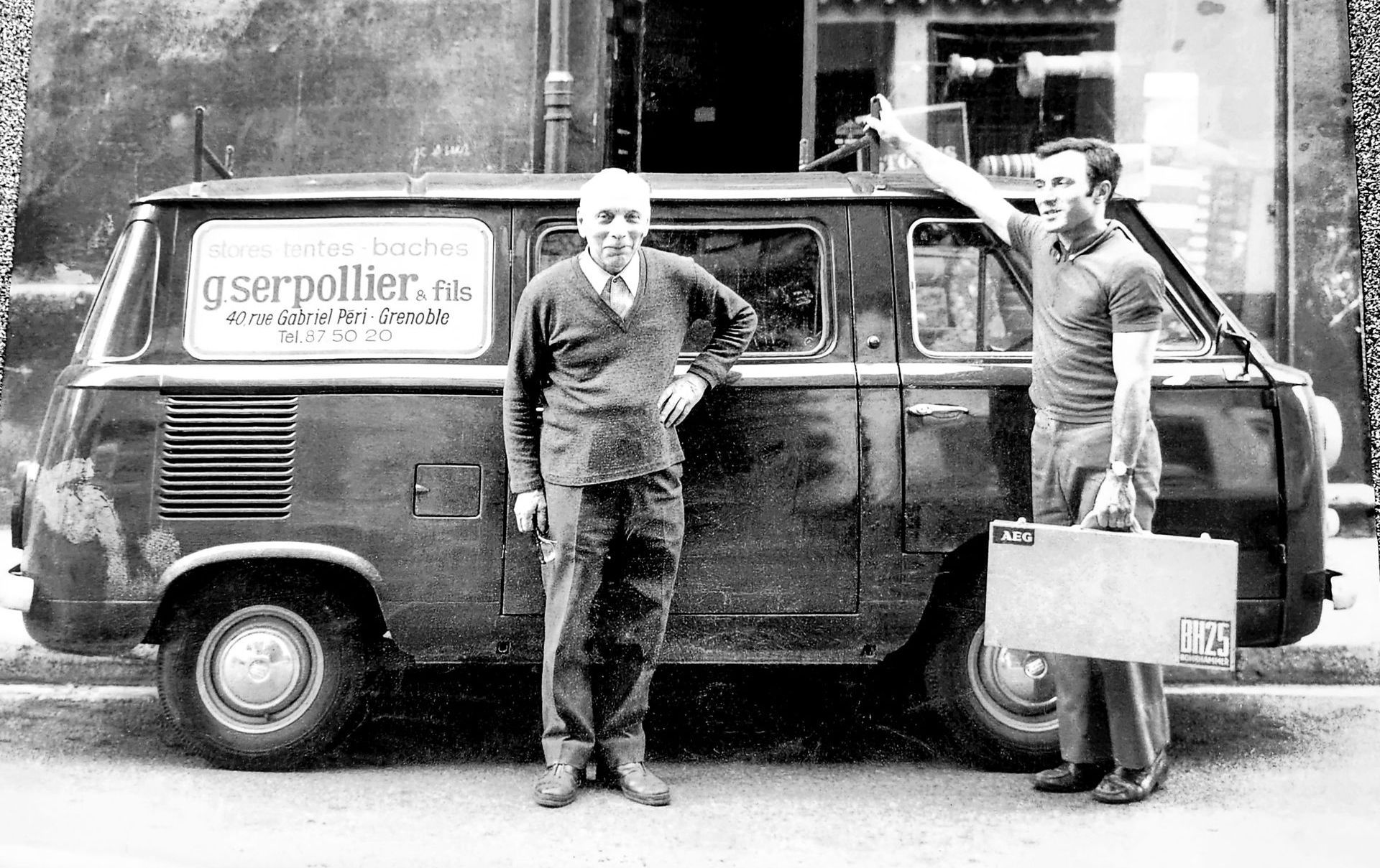Deux hommes et un véhicule.