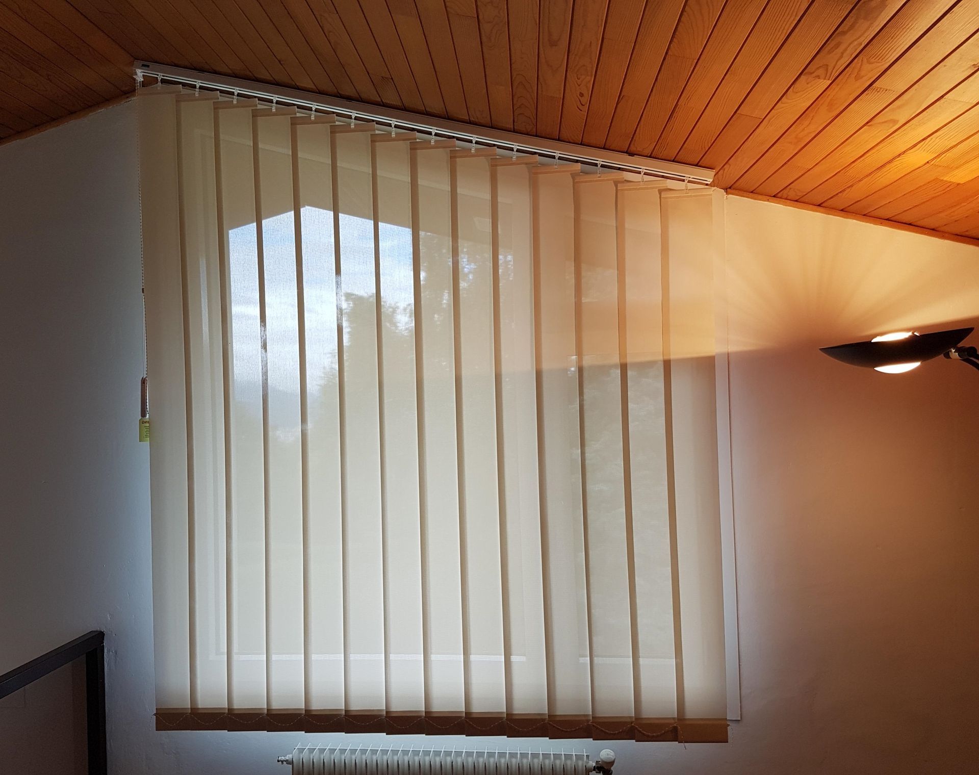 Un store au-dessus d'un radiateur.