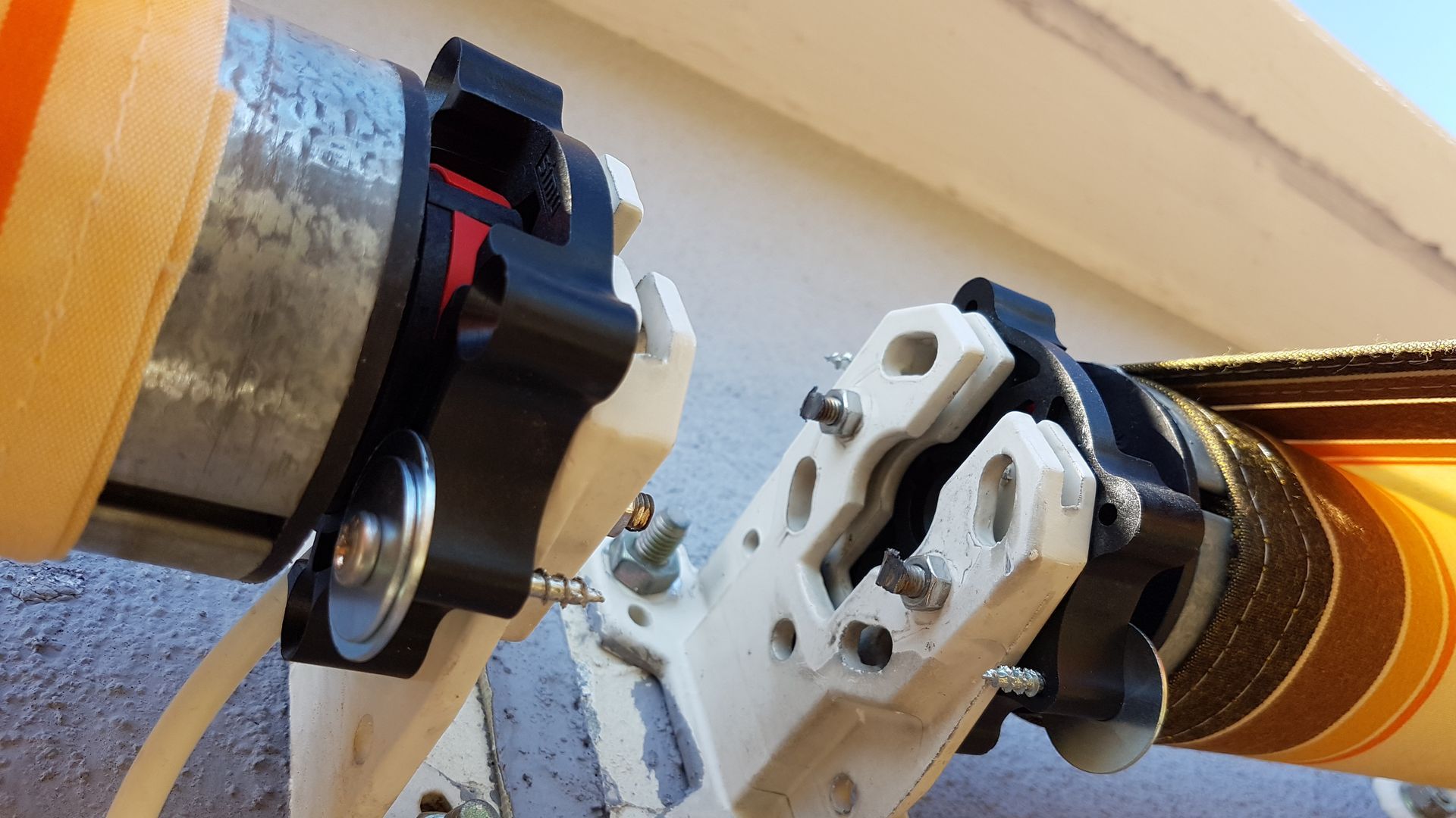 La motorisation d'un store.