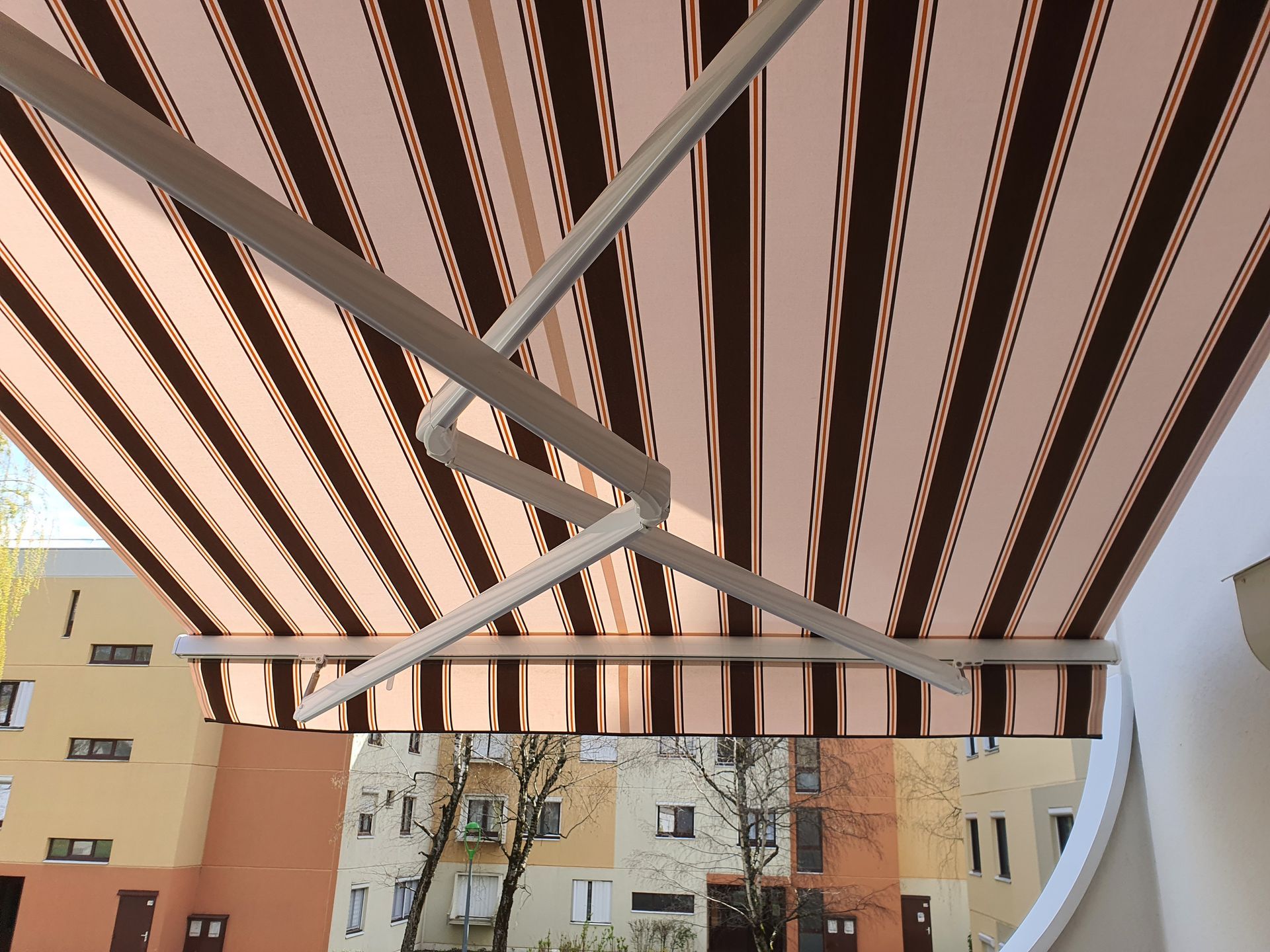 Un store avec bras croisés.