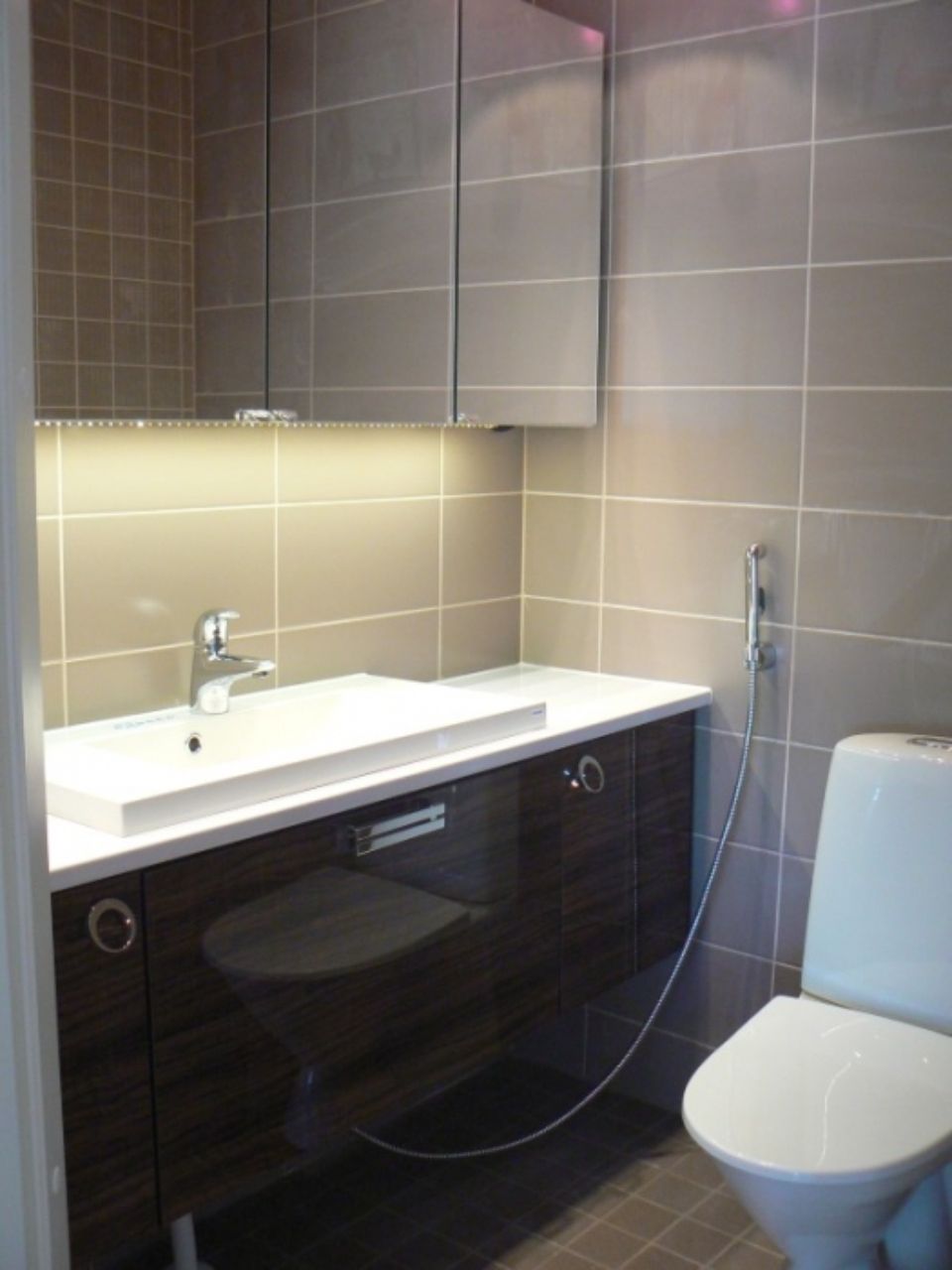 uusi tumma kylpyhuone