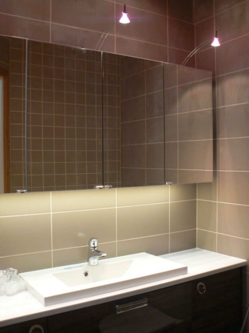 Tumma kylpyhuoneen allas