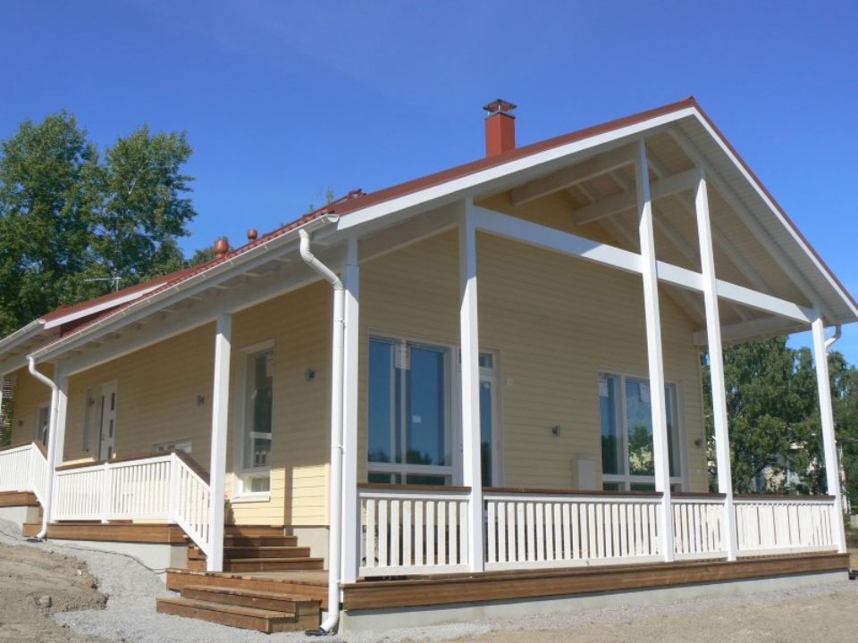 Omakotitalo edestä kuvattuna