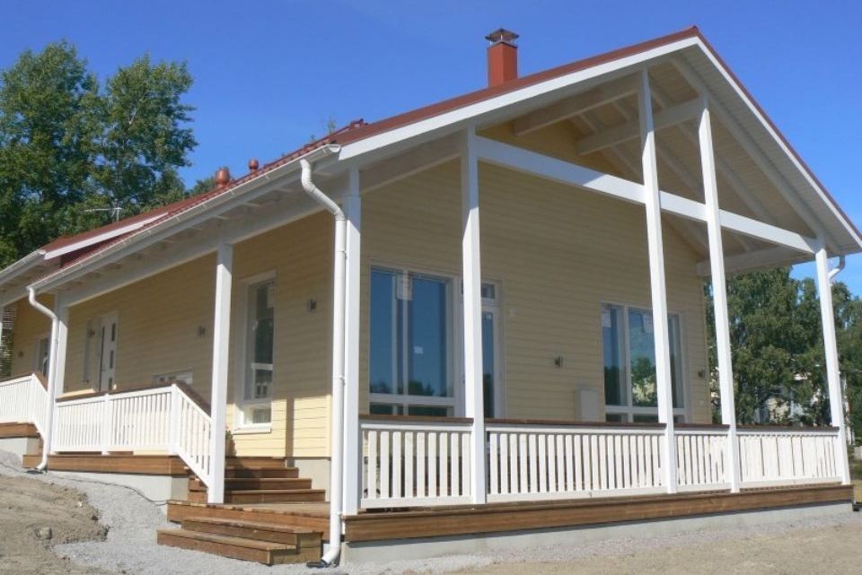 Keltainen uusi omakotitalo