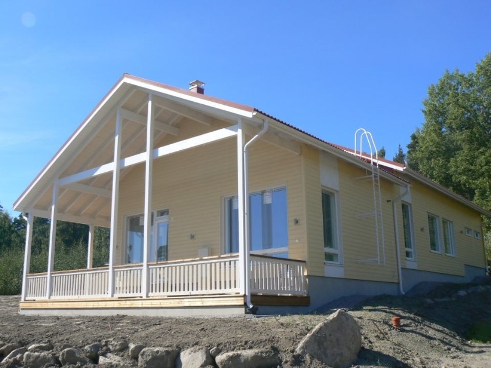 Uusi omakotitalo sivusta kuvattuna