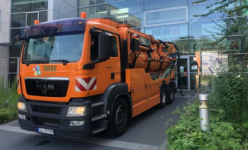 Grubenentleerung Moderner Saugwagen von Trede Abwassertechnik für die Grubenentleerung