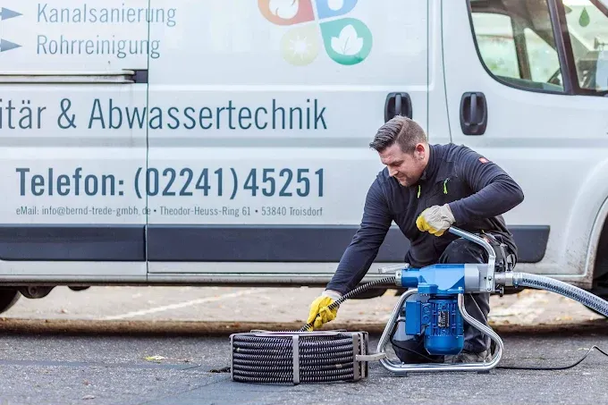 Handwerker bei der Wartung von Hebeanlagen