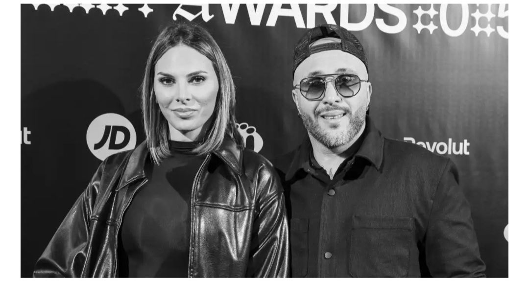 Una mujer está escribiendo en un cuaderno con un bolígrafo.