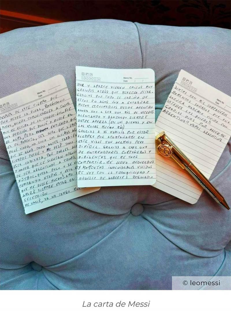 Tres páginas con notas escritas a mano sobre un cojín azul claro, con un bolígrafo apoyado en la página derecha.