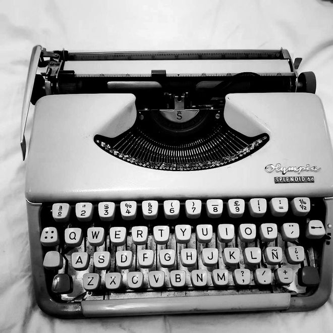 Una vieja máquina de escribir con las letras abcdefghijklmn