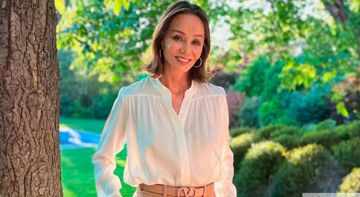 Una mujer está escribiendo en un cuaderno con un bolígrafo.