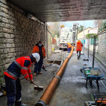 Travaux sous un pont tunnel