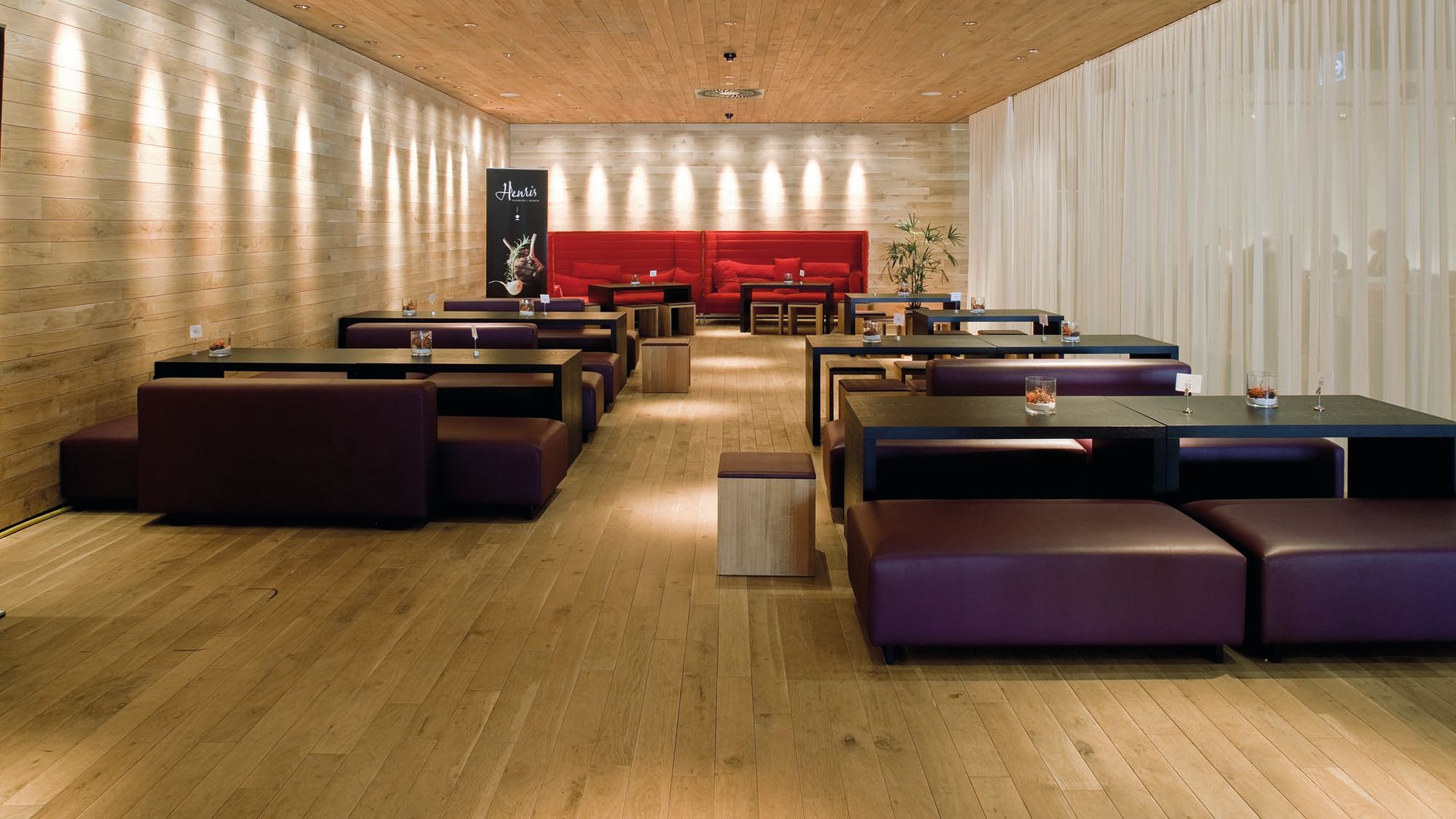 Ein Restaurant mit Holzböden und Tischen und Stühlen