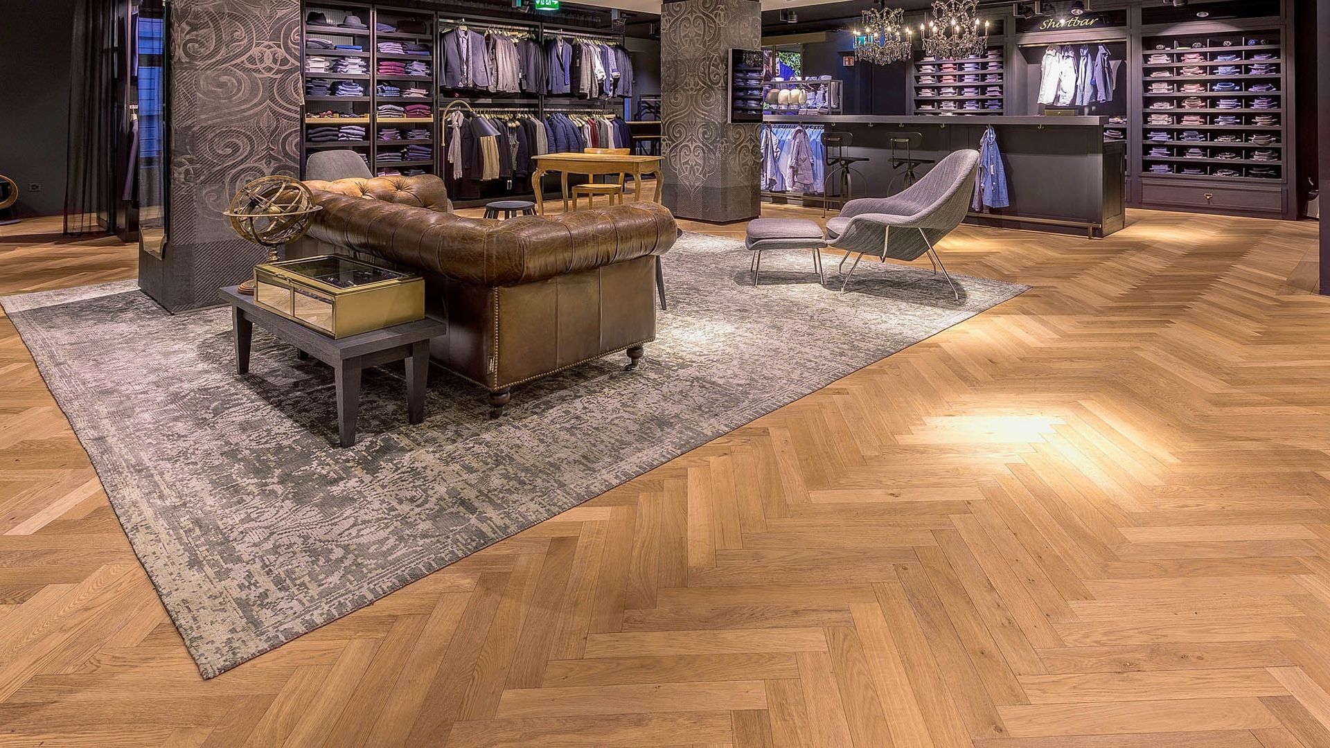 Ein Laden mit Holzboden und Teppich.