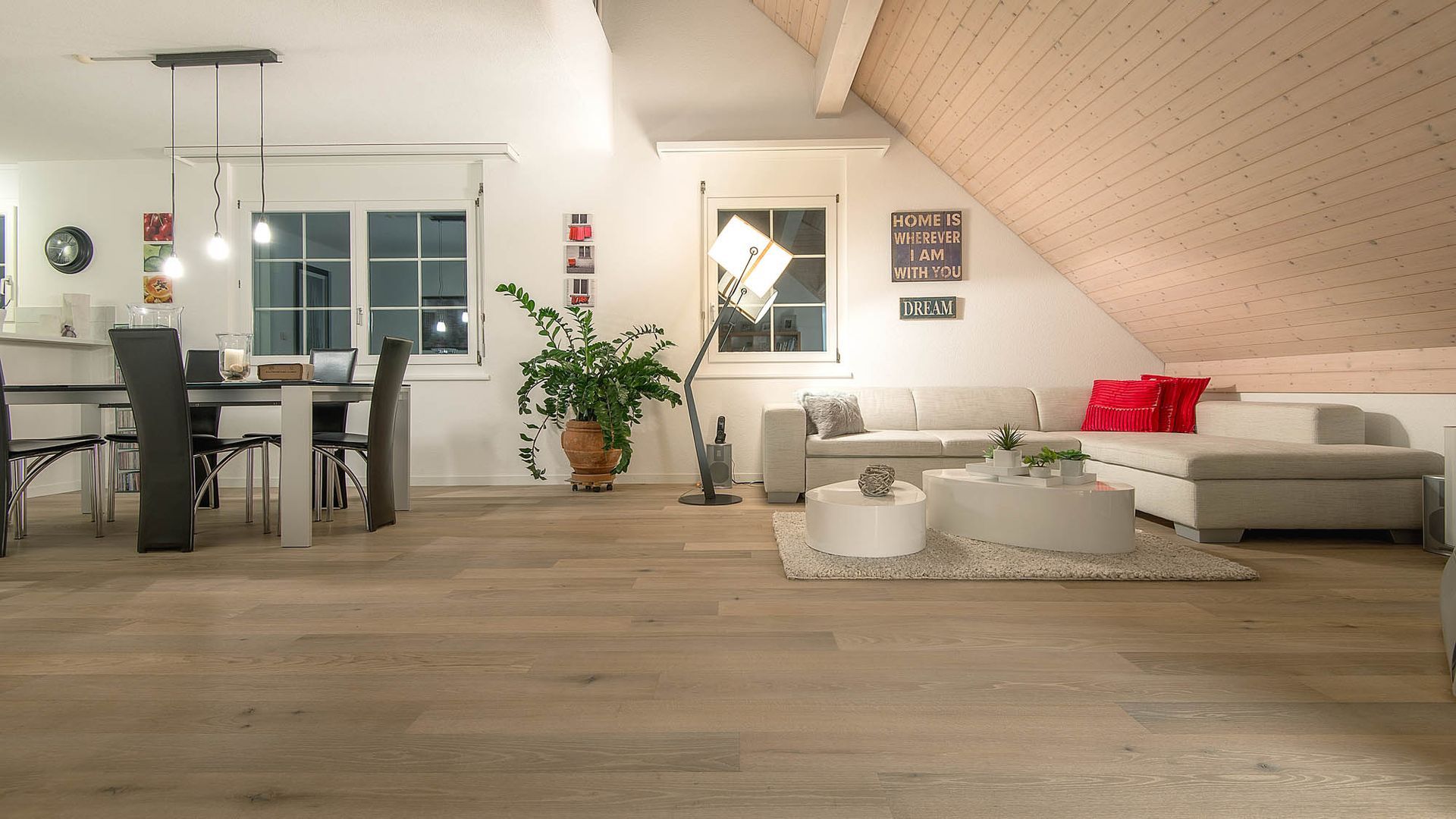 Ein Wohnzimmer mit Sofa, Tisch und Stühlen.