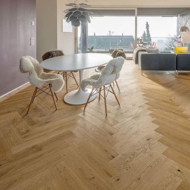 Bodenleger Müller Beltrami Boden GmbH verlegt hochwertiges Fischgrätenparkett in einem modernen Wohnzimmer in Mettmenstetten. Bodenleger Müller Beltrami Boden GmbH verlegt hochwertiges Fischgrätenparkett in einem modernen Wohnzimmer in Mettmenstetten.
